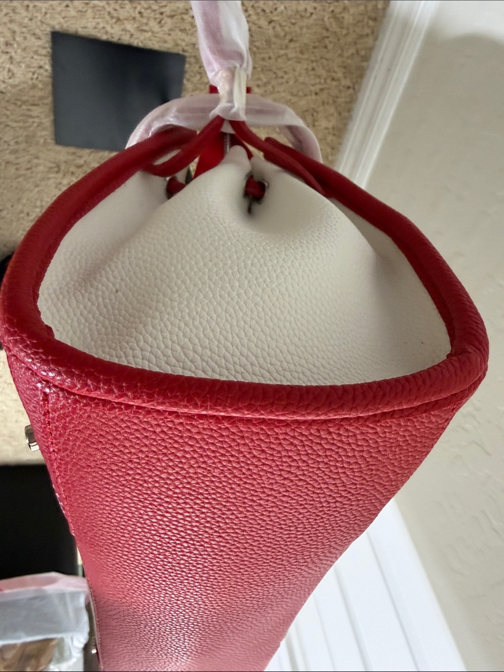 Von Dutch NWT Classic Two-Tone Vegan Leather Bowling Bag Satchel White Red - Picture 4 of 12